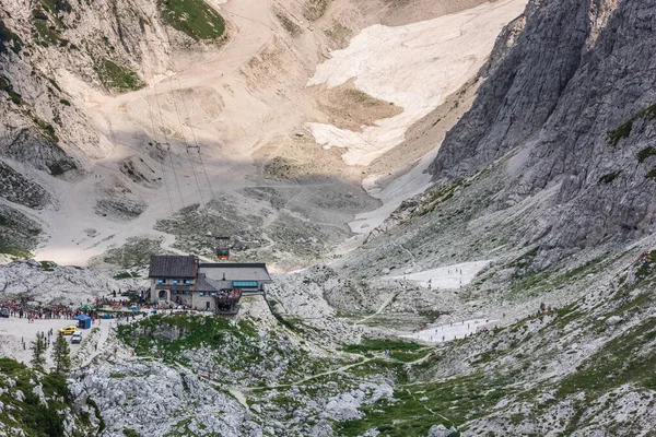 Canin Dağı yaylası. Karst bahçesi. Eski binanın görüntüsü.