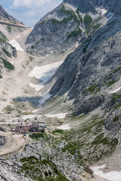 Canin Dağı yaylası. Karst bahçesi. Eski binanın görüntüsü.