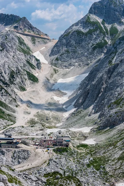 Canin Dağı yaylası. Karst bahçesi. Eski binanın görüntüsü.