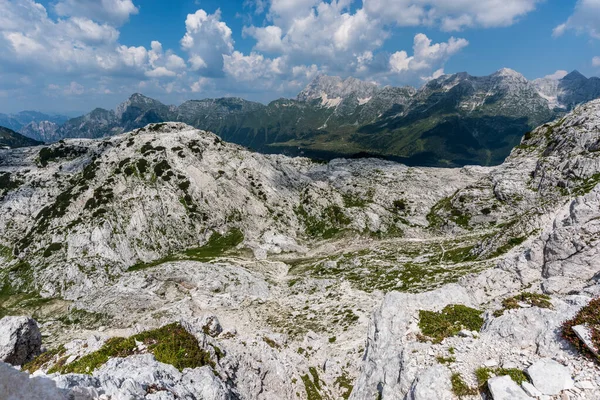 Canin Dağı yaylası. Karst bahçesi. Eski binanın görüntüsü.