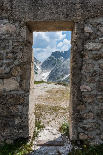 Náhorní Plošina Mount Canin Krasová Zahrada Pohled Starou Budovu — Stock fotografie