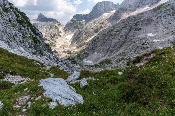Canin Dağı yaylası. Karst bahçesi. Eski binanın görüntüsü.