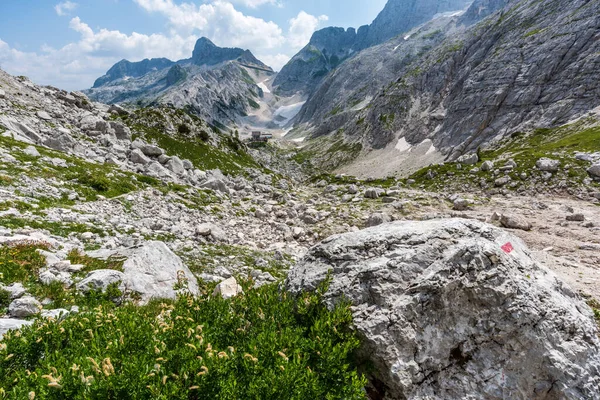 Canin Dağı yaylası. Karst bahçesi. Eski binanın görüntüsü.