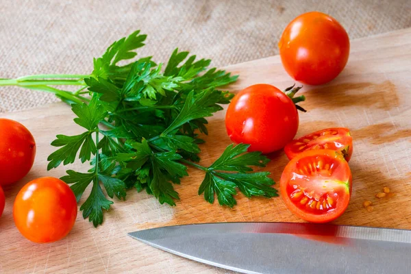 Tahta arka planda taze domates ve maydanoz.