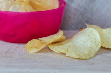 Tahta arka planda patates cipsi