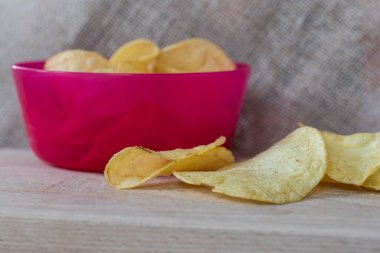 Tahta arka planda patates cipsi