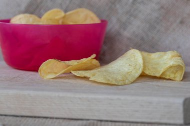 Tahta arka planda patates cipsi