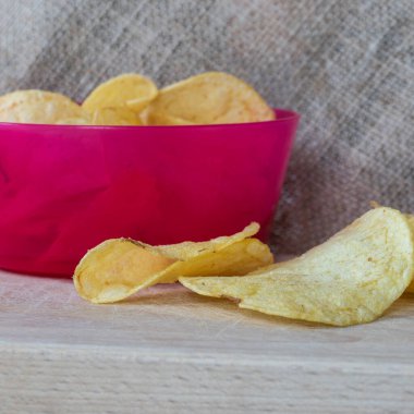 Tahta arka planda patates cipsi