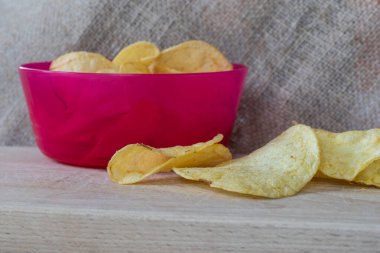 Tahta arka planda patates cipsi