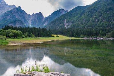 Göl ve dağlarla dolu güzel bir manzara.