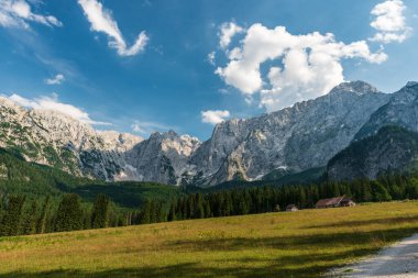 Dağları ve mavi gökyüzü olan güzel bir manzara.