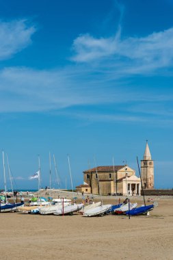 Kuzey İtalya 'daki Caorle sahil kasabasının güzel manzarası