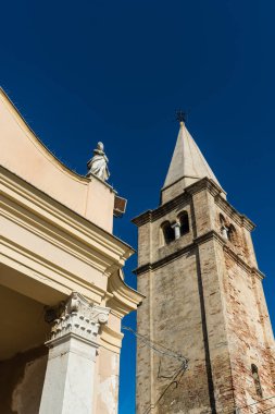 Kuzey İtalya 'daki Caorle sahil kasabasının güzel manzarası