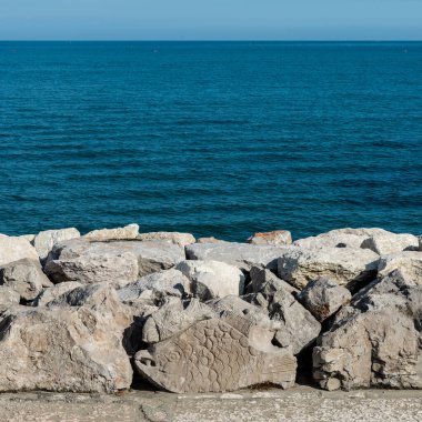Sahilde taşlar, Akdeniz kıyısında.