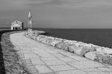 Kuzey İtalya 'daki Caorle sahil kasabasının güzel manzarası