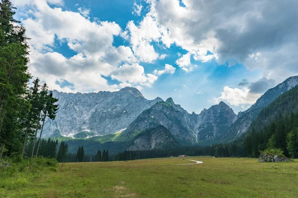 Vackert Landskap Med Berg Och Blå Himmel — Stockfoto
