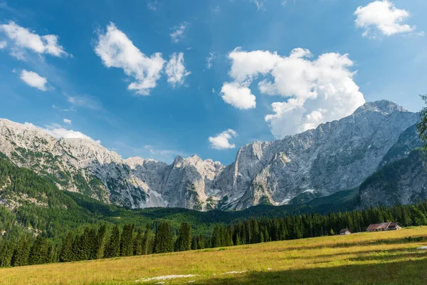 Vackert Landskap Med Berg Och Blå Himmel — Stockfoto