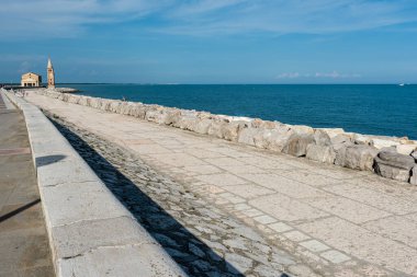 Kuzey İtalya 'daki Caorle sahil kasabasının güzel manzarası