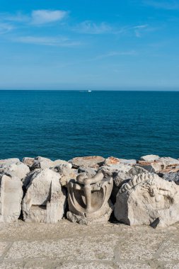 Sahilde taşlar, Akdeniz kıyısında.
