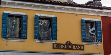 Arka planda eski bir ev.