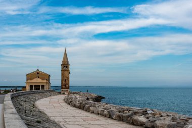 Kuzey İtalya 'daki Caorle sahil kasabasının güzel manzarası