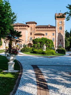 Spessa Şatosu yakınlarındaki güzel bir yaz parkı manzarası. 