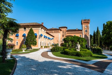 Spessa Şatosu yakınlarındaki güzel bir yaz parkı manzarası. 