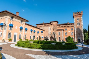 İtalya 'nın Spessa Kalesi yaz manzarası 