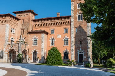 İtalya 'nın Spessa Kalesi yaz manzarası 