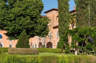 Spessa Şatosu yakınlarındaki güzel bir yaz parkı manzarası. 