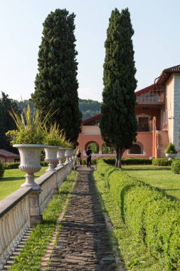 Spessa Şatosu yakınlarındaki güzel bir yaz parkı manzarası. 