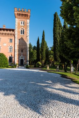 İtalya 'nın Spessa Kalesi yaz manzarası 