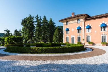 İtalya 'nın Spessa Kalesi yaz manzarası 