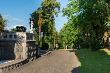 Spessa Şatosu yakınlarındaki güzel bir yaz parkı manzarası. 