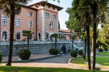 Spessa Şatosu yakınlarındaki güzel bir yaz parkı manzarası. 