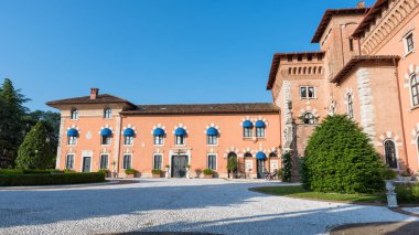 Spessa Şatosu yakınlarındaki güzel bir yaz parkı manzarası. 