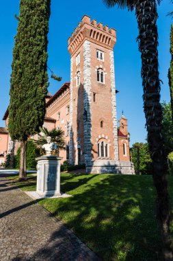 Spessa Şatosu yakınlarındaki güzel bir yaz parkı manzarası. 