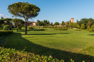 Spessa Şatosu yakınlarındaki güzel bir yaz parkı manzarası. 