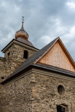 eski kilise ve mavi gökyüzü