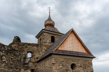 eski kilise ve mavi gökyüzü
