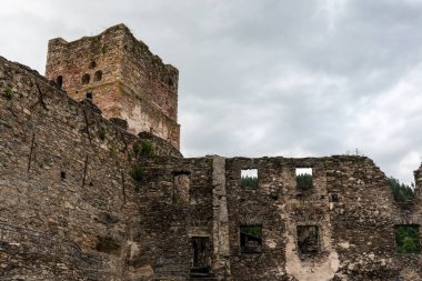 Ortaçağ şatosu ve gökyüzünün kalıntıları.