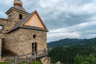 Güzel kilise binasının manzarası.