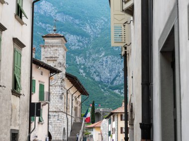 şehir ve dağ manzarası 