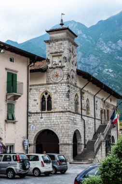 şehir ve dağ manzarası 