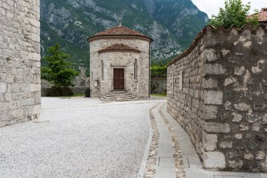 Dağlardaki eski taş duvar