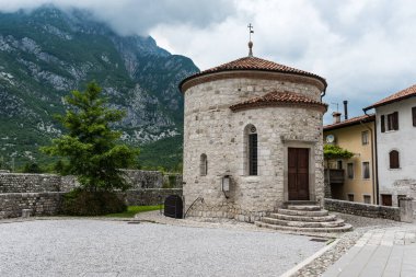 Dağlardaki eski kilise.