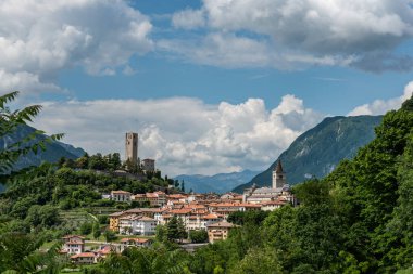 İtalya 'nın Gemona del Friuli kasabası.