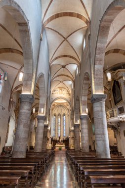 Katedralin içi, Gemona del Friuli, İtalya