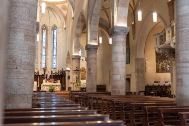 Katedralin içi, Gemona del Friuli, İtalya