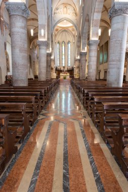 Katedralin içi, Gemona del Friuli, İtalya